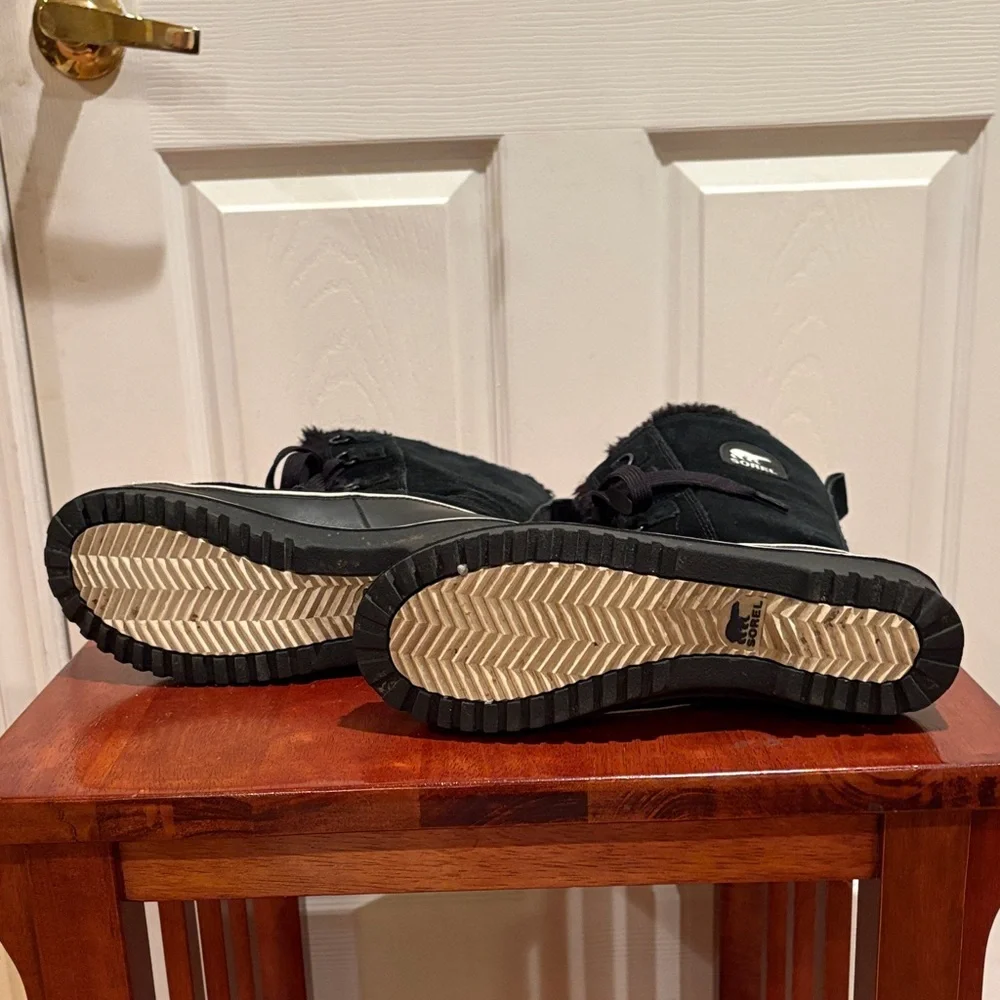 Sorel Women's Black Winter Boots with White Trim - Picture 3 of 7